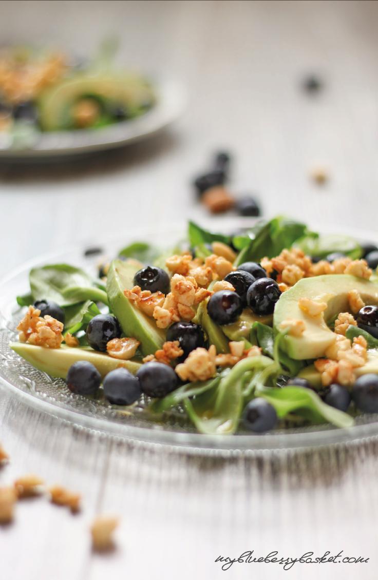Rezeptbild: Avocadosalat mit salzigem Mandelkrokant