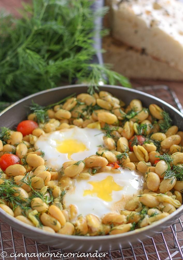 Rezeptbild: Iranische Bohnenpfanne mit pochierten Eiern & Dill {Baghali Ghatogh}