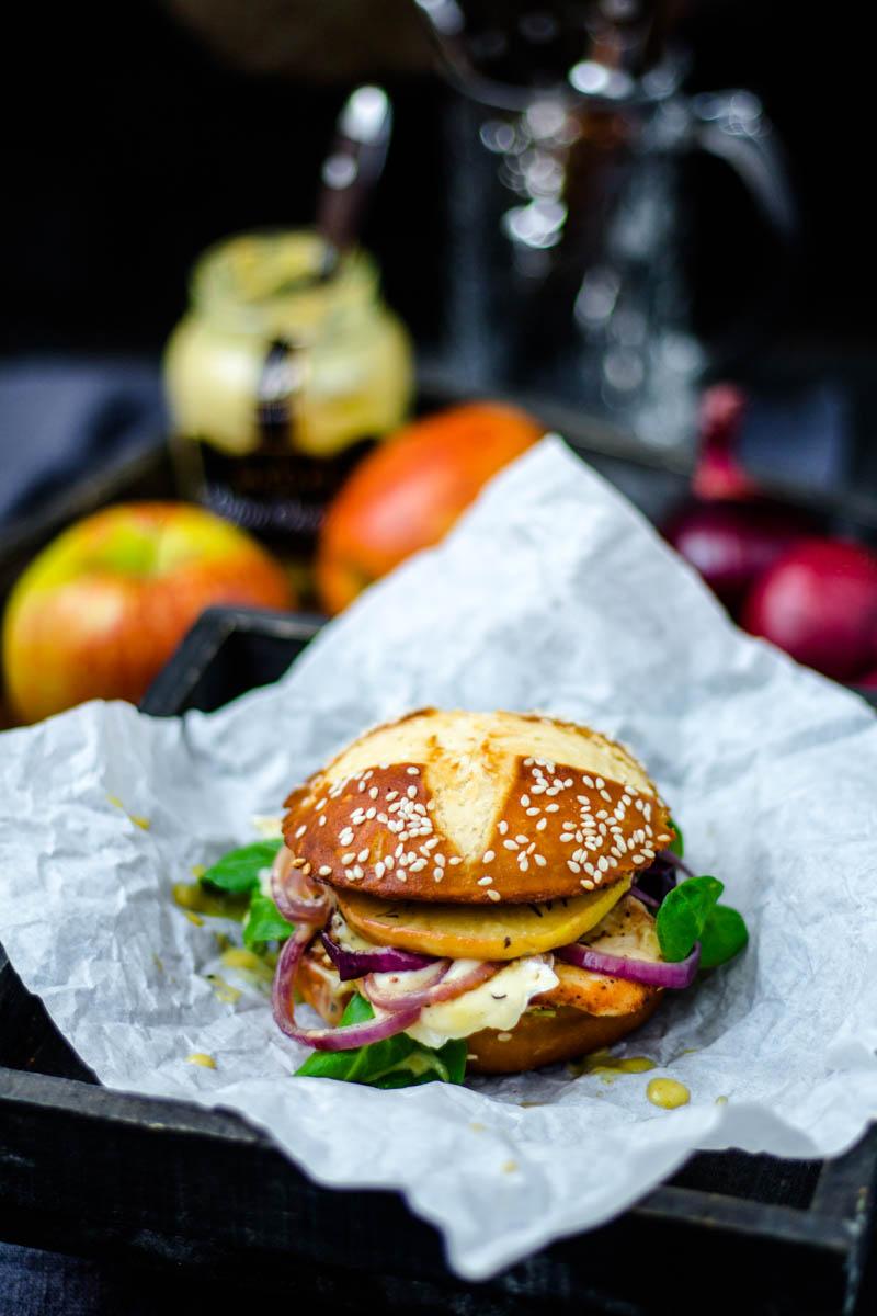 Rezeptbild: Chicken-Burger mit Apfel und Camembert im Laugenbrioche Bun