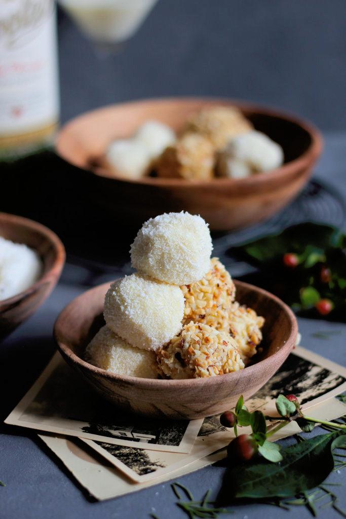 Rezeptbild: White chocolate Trüffel mit Kokos und Mandeln 