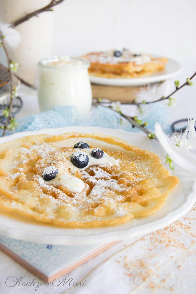 Rezeptbild: Strauben (Funnel Cakes) mit fluffiger Kokoscreme