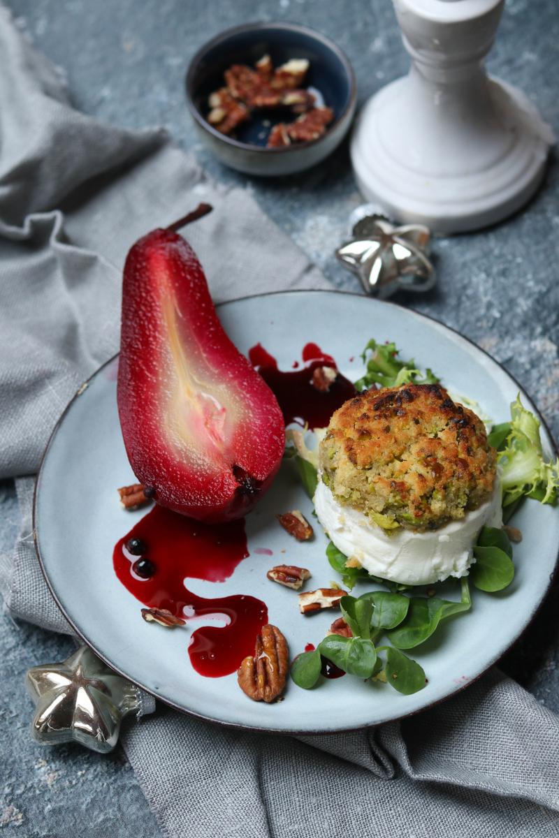 Rezeptbild: Gratinierter Pistazien-Ziegenkäse mit Gewürzbirne