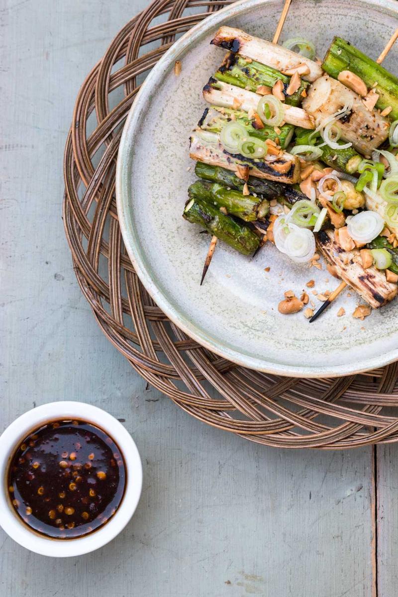 Rezeptbild: Spargel-Saté mit Erdnüssen und Ketjab manis