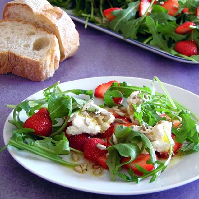Rezeptbild: Rucolasalat mit Erdbeeren und Frischkäsenocken