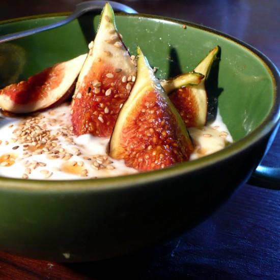 Rezeptbild: Joghurt mit karamelisierten Feigen