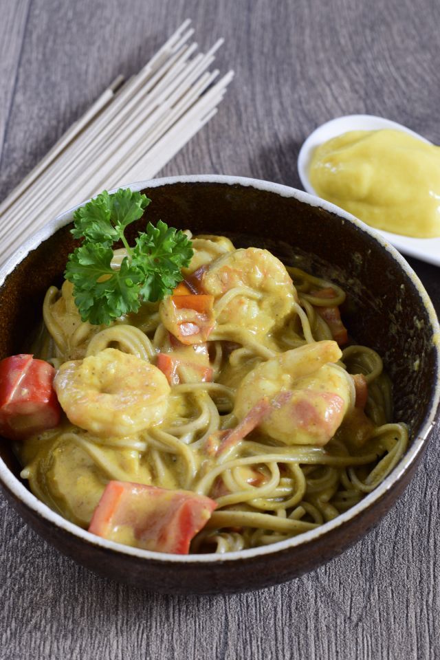 Rezeptbild: Sobanudeln mit Garnelen, Mango und Kokosmilch