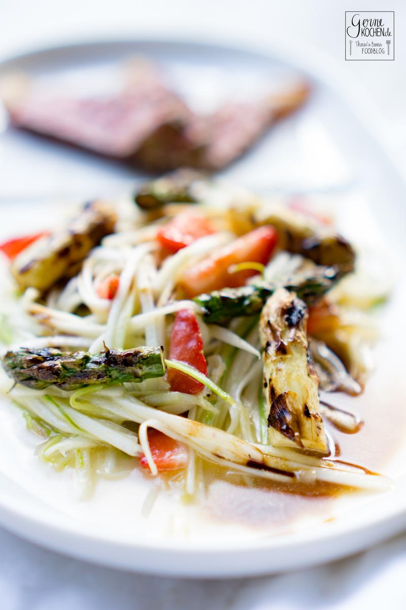 Rezeptbild: Spargelsalat mit Erdbeeren und dry aged Striploin Steak