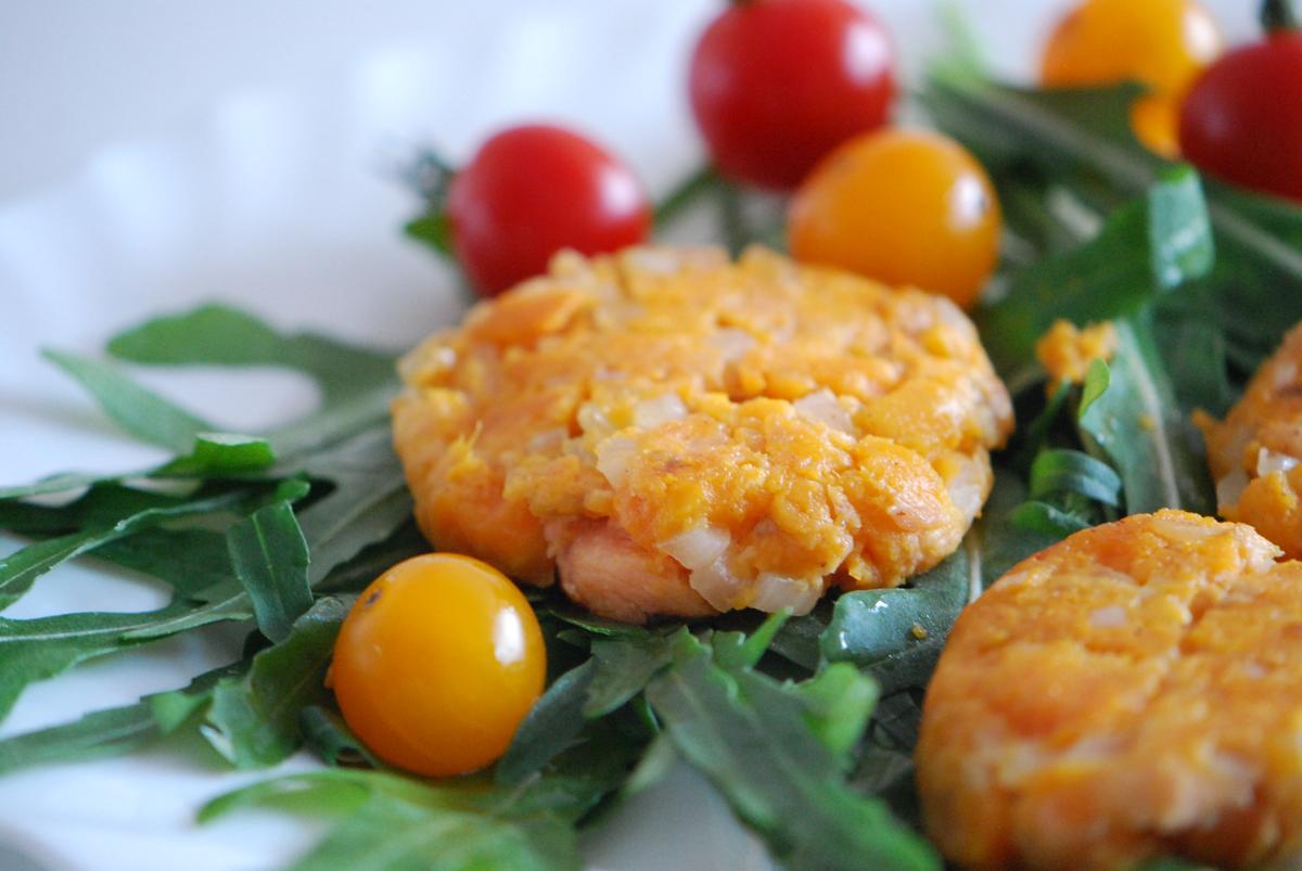 Rezeptbild: Süßkartoffel-Lachs-Puffer auf Rucola