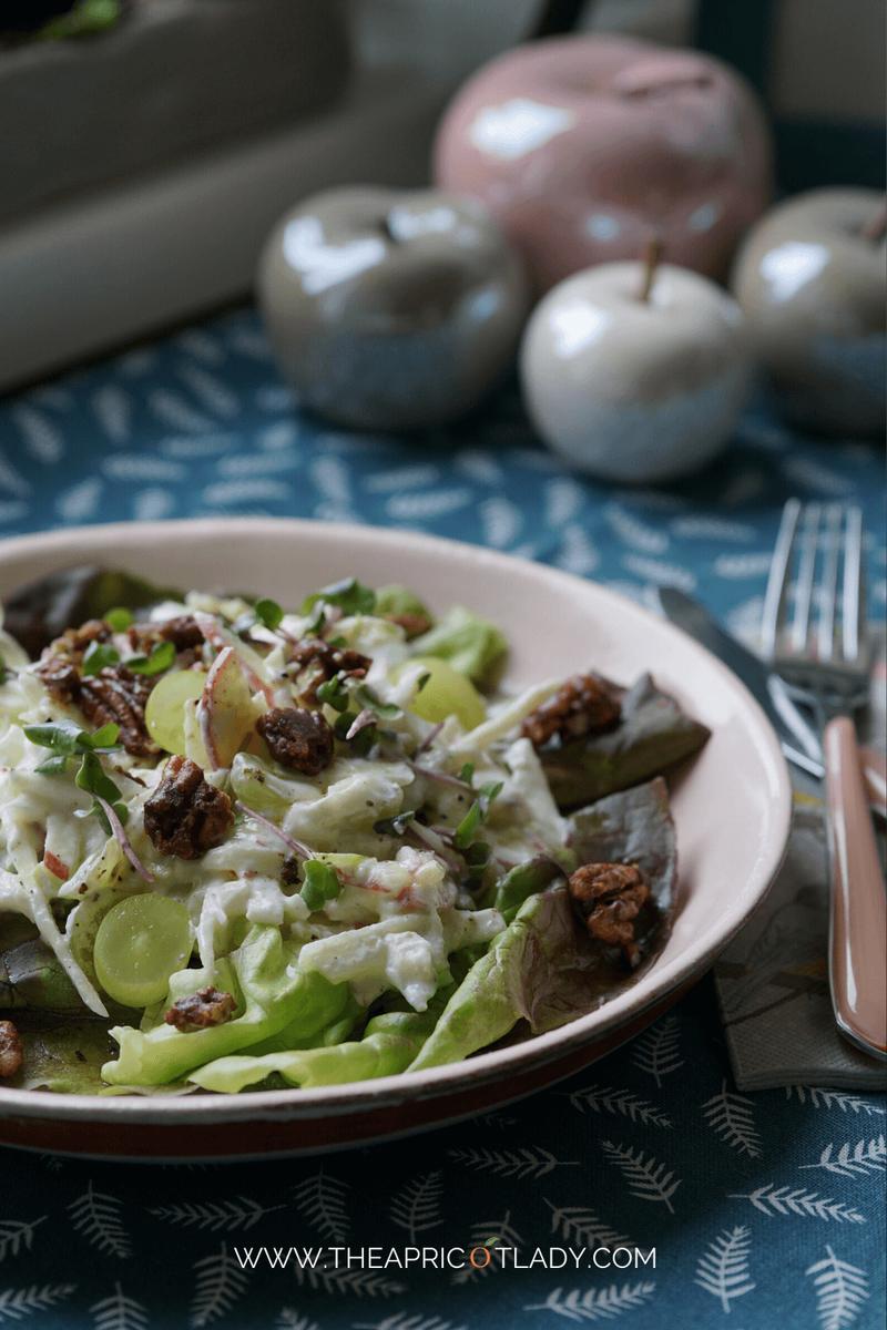 Rezeptbild: Apfel Sellerie Salat mit karamellisierten Nüssen
