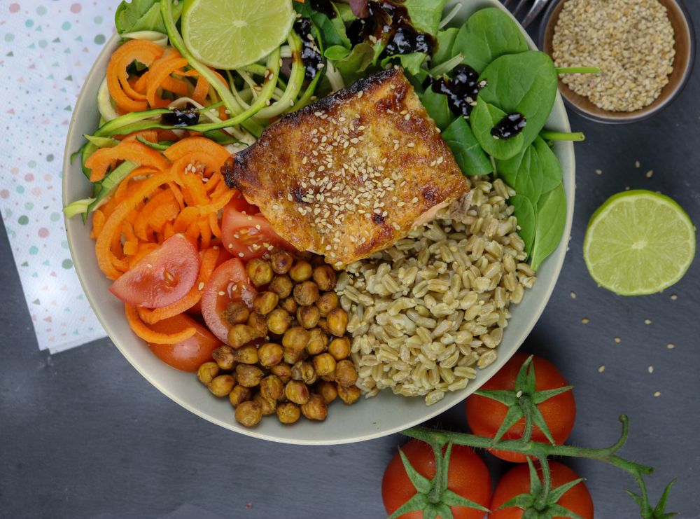 Rezeptbild: Grünkern-Bowl mit Kichererbsen & Honig-Senf Lachs