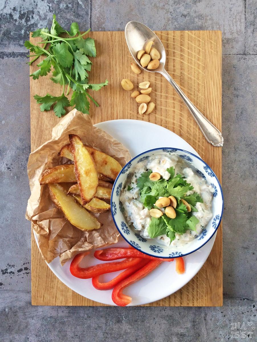 Rezeptbild: Koriander-Erdnuss-Quark mit Kartoffelecken