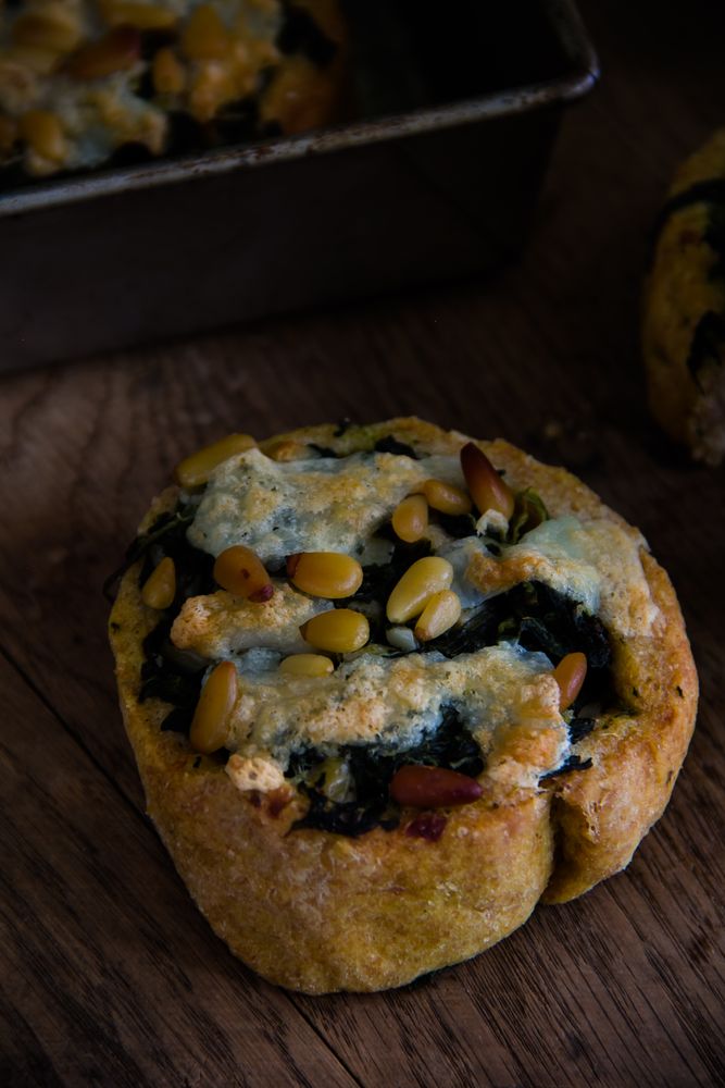 Rezeptbild: Spinatschnecken mit Halloumi, Mozzarella & Pinienkernen