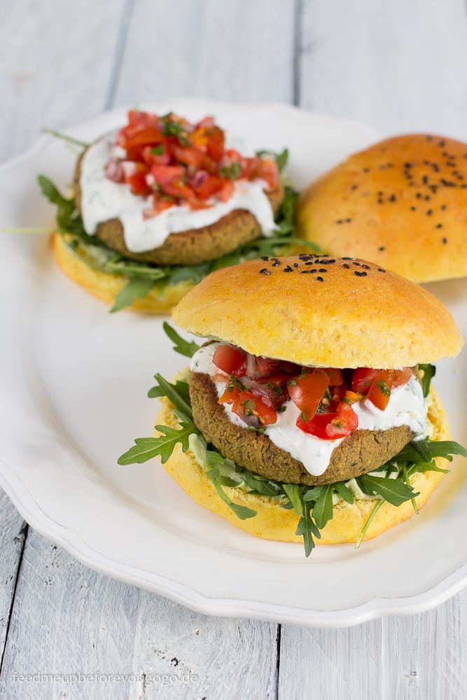 Rezeptbild: Pistazien-Minze-Falafel-Burger mit Zitronen-Basilikum-Aioli