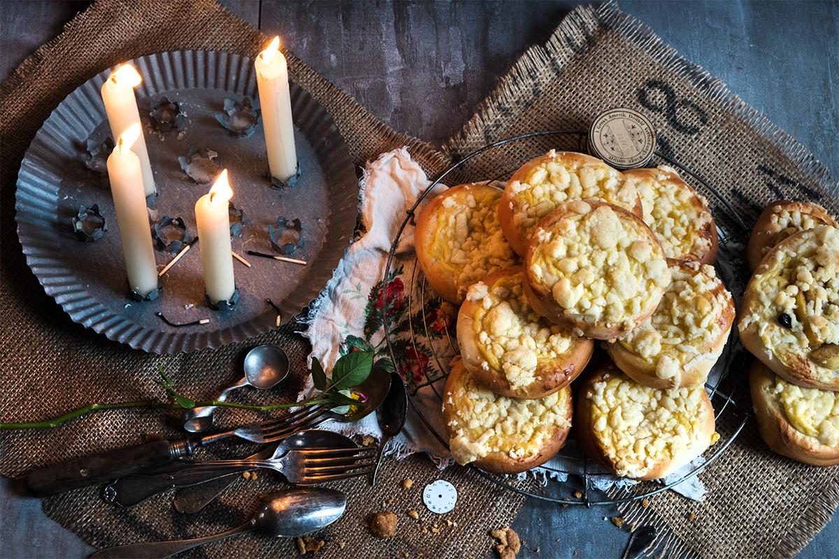 Rezeptbild: Streuseltaler mit Pudding und Äpfeln