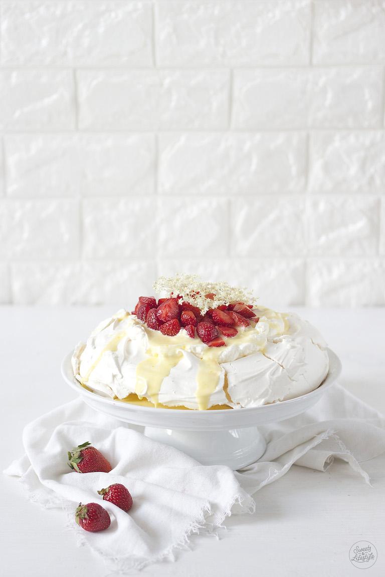 Rezeptbild: Pavlova mit Holunderblüten Curd und Erdbeeren