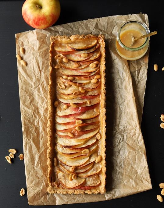 Rezeptbild: Apfel-Salzkaramell-Tarte mit Erdnüssen