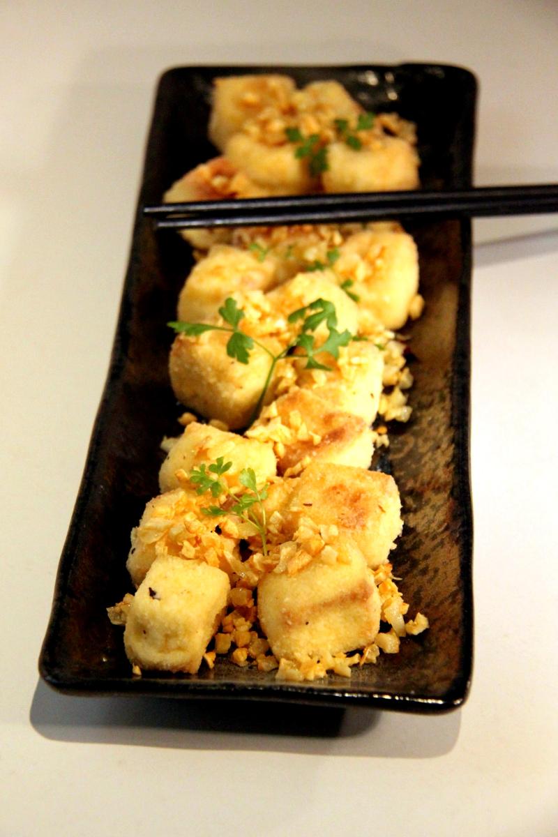 Rezeptbild: Chinesisch frittierter Tofu mit knusprigem Knoblauchstreusel