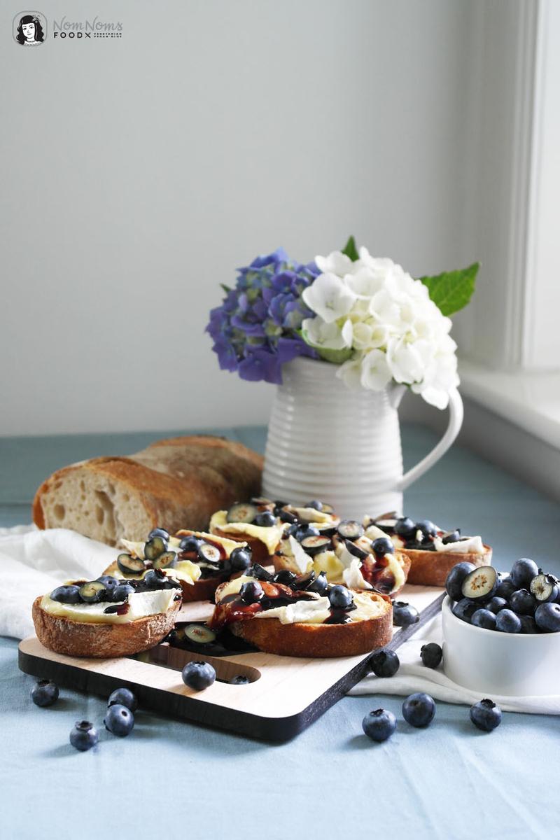 Rezeptbild: Crostini mit Camembert, Blaubeeren und fruchtigem Blaubeer-Balsamico-Essig