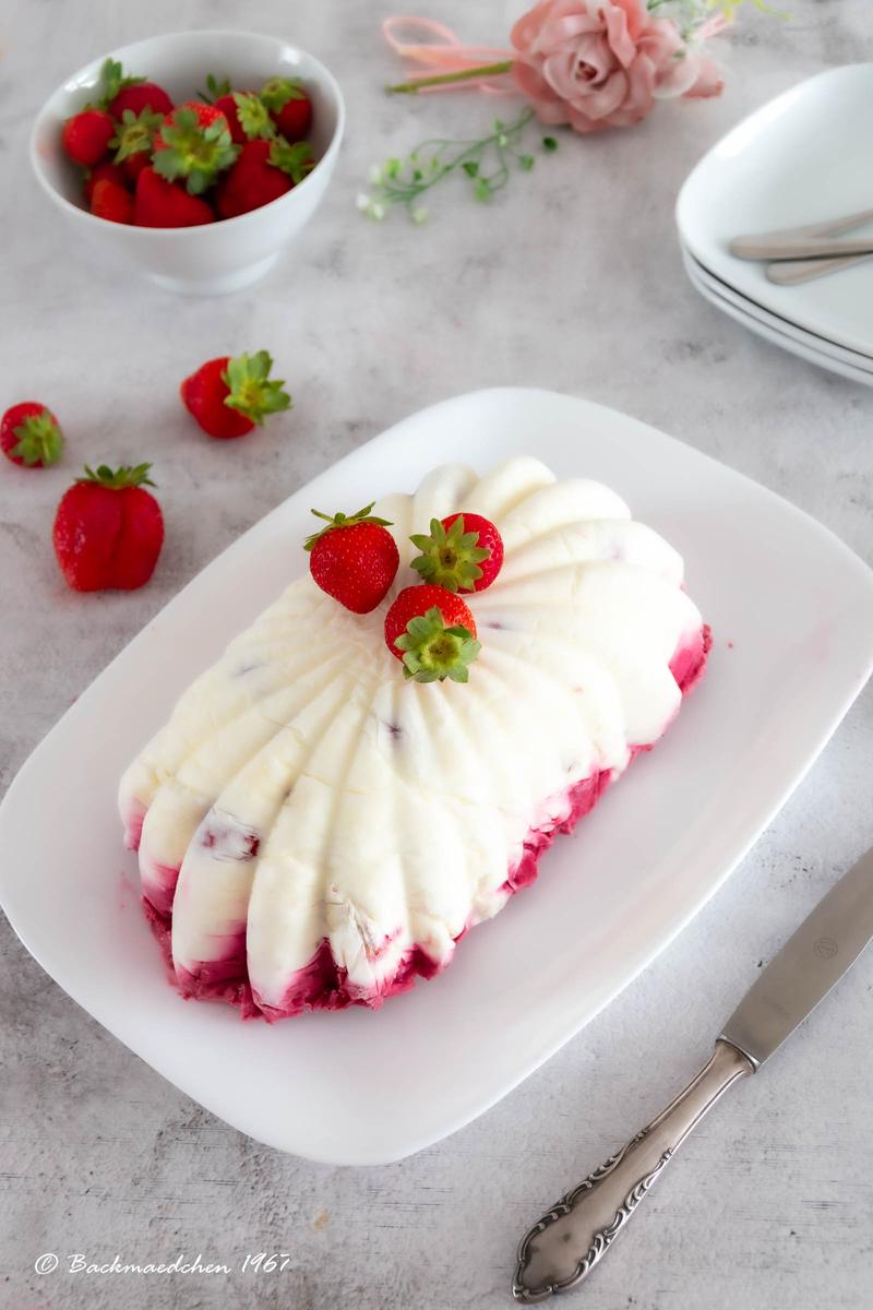 Rezeptbild: Joghurt-Beeren Eistorte