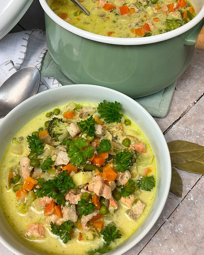 Rezeptbild: Cremige Lachssuppe mit Meerrettich-Frischkäse und Gemüse