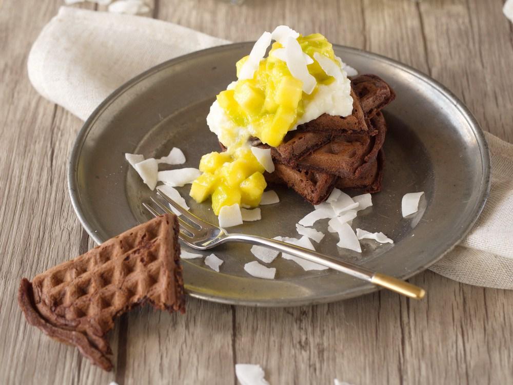 Rezeptbild: Brownie-Waffeln mit Kokoscreme und Mango