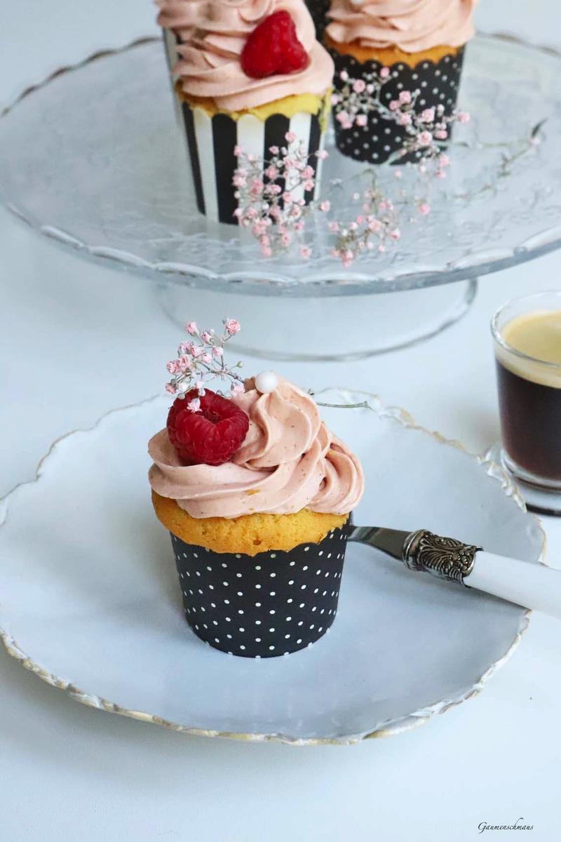Rezeptbild: Cupcakes mit flüssigem Himbeerkern
