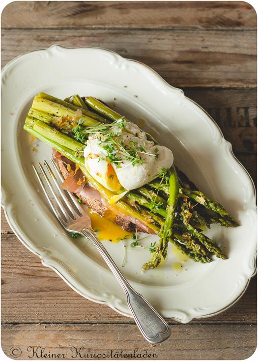 Rezeptbild: Crostini mit grünem Backofenspargel und pochiertem Ei