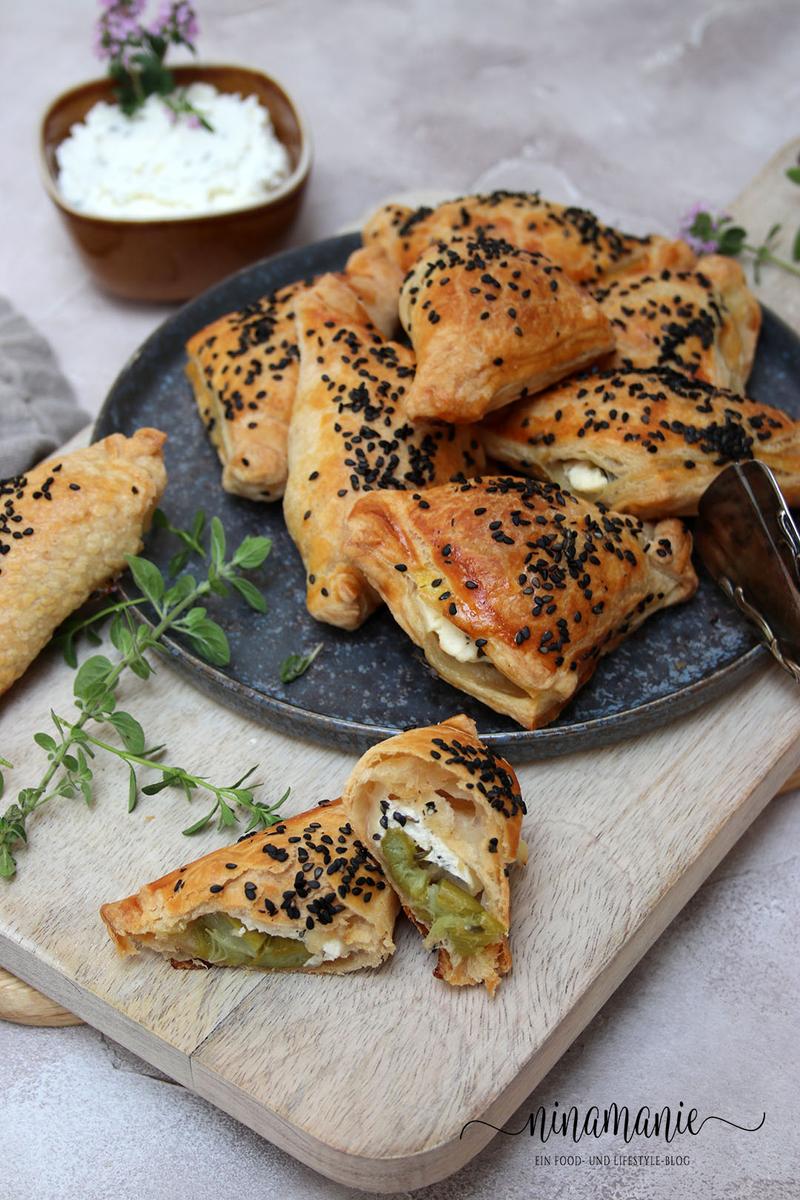 Rezeptbild: Blätterteigtaschen mit Labneh und grünem Spargel