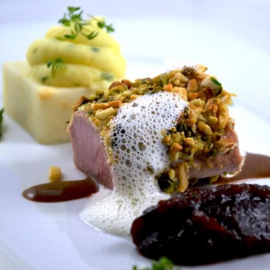 Rezeptbild: Schweinefilet unter der Limetten-Nusskruste an Sellerie, Kartoffel und Apfel