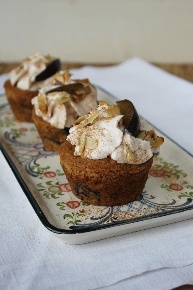 Rezeptbild: Zwetschgenmuffins mit Zimtsahne und Ahorn-Mandel-Crunch