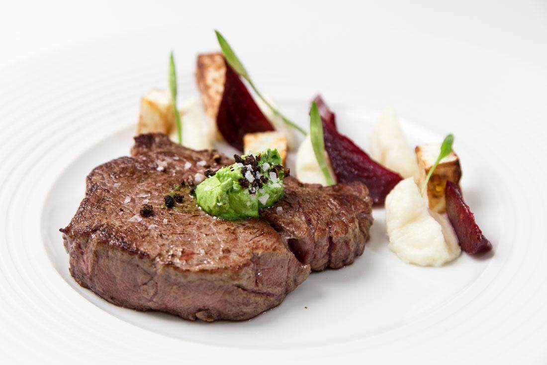 Rezeptbild: Rinderfilet mit Bärlauchbutter, Sellerie und Rote Bete
