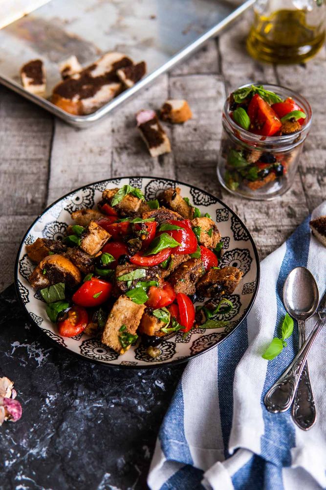 Rezeptbild: Italienischer Brotsalat mit Tomaten, Oliven & Basilikum