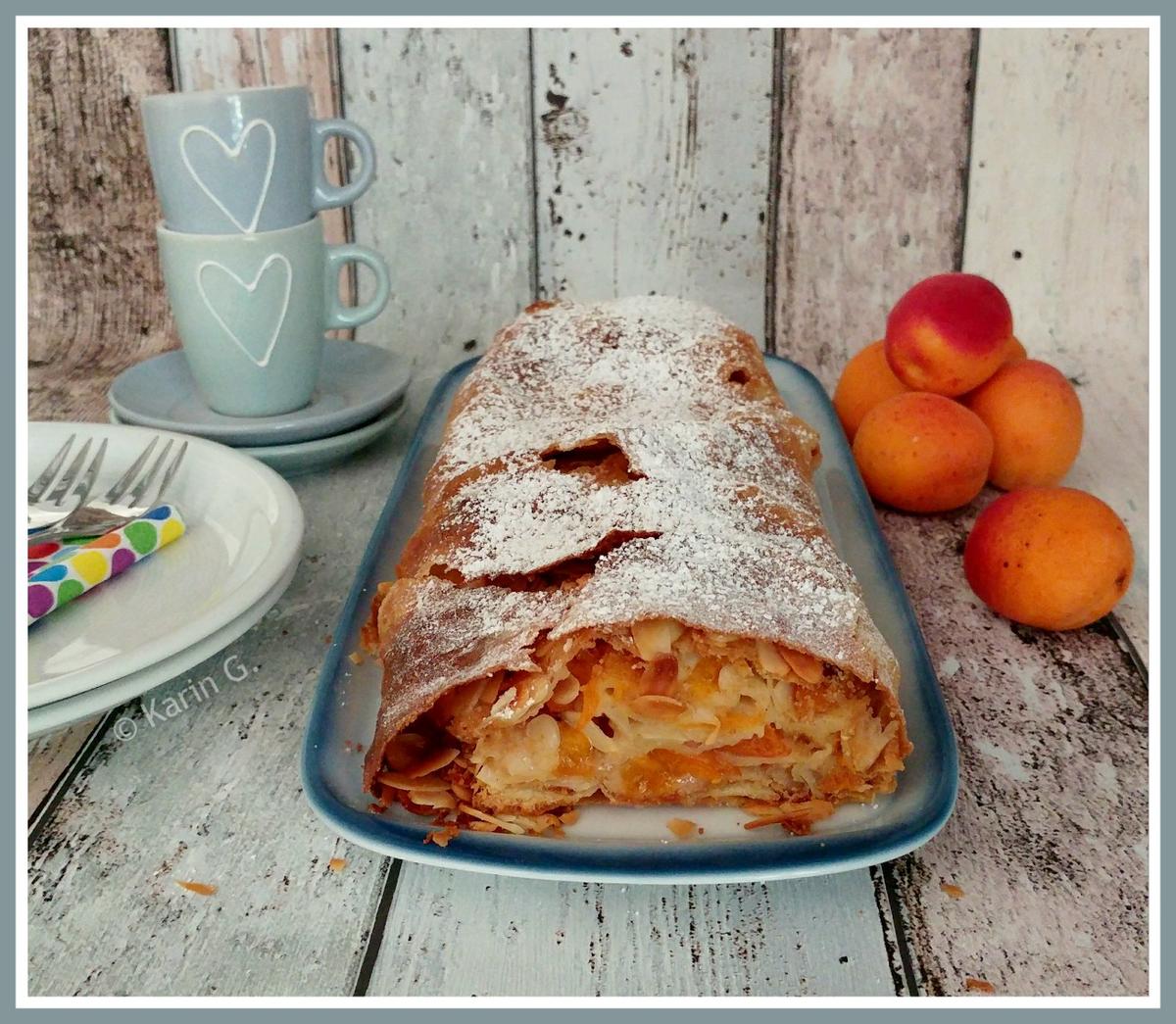 Rezeptbild: Aprikosenstrudel mit Mandelblättchen und Amarettibröseln