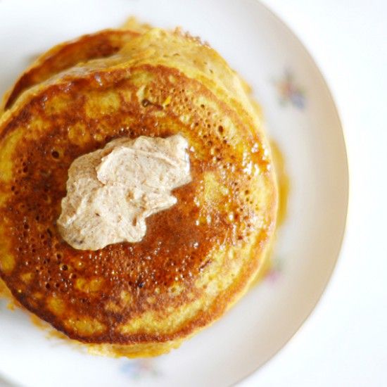 Rezeptbild: Vollkorn-Pancakes mit Kürbis und Zimtbutter