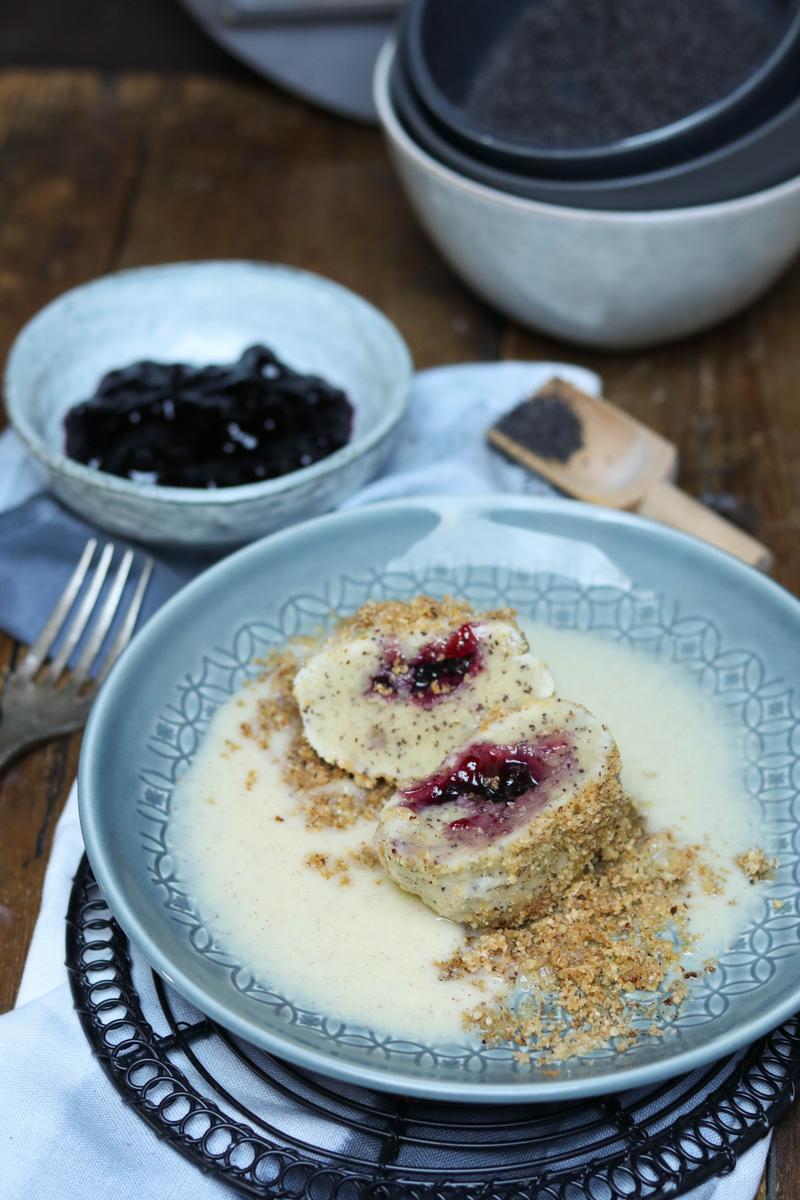 Rezeptbild: Mohn-Quark-Knödel mit Heidelbeeren 