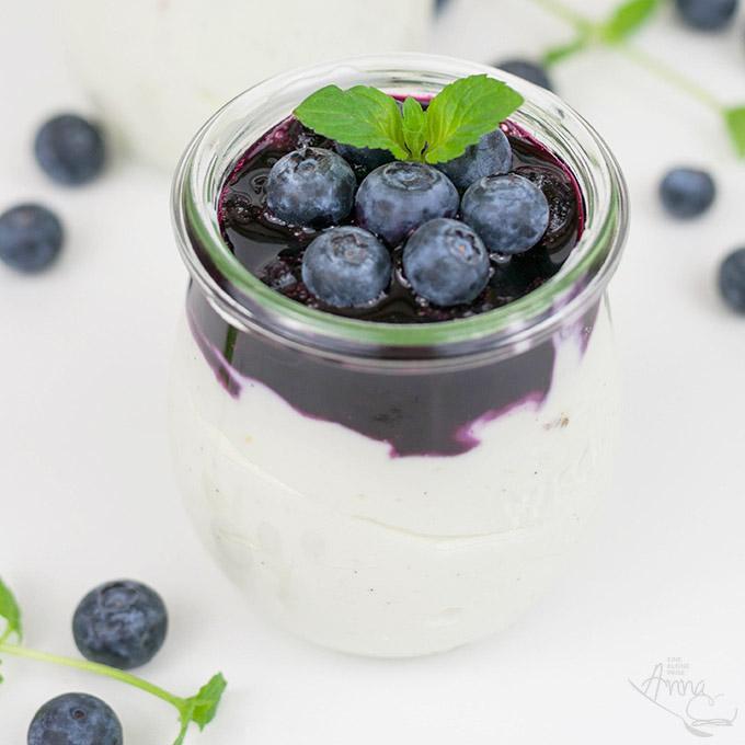 Rezeptbild: Blaubeeren auf Zitronen-Joghurt-Creme