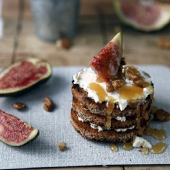 Rezeptbild: Ziegenkäse-Walnussturm mit Feigen im Honigregen