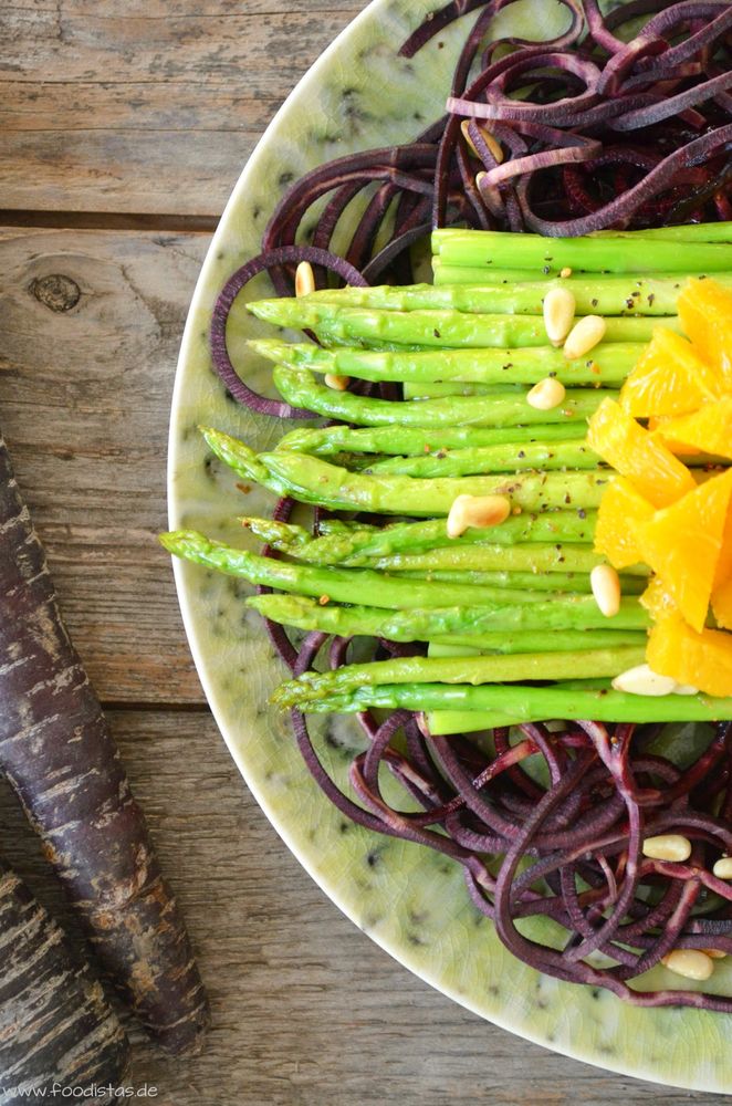 Rezeptbild: Spargelsalat auf kna­cki­gen Möh­ren 