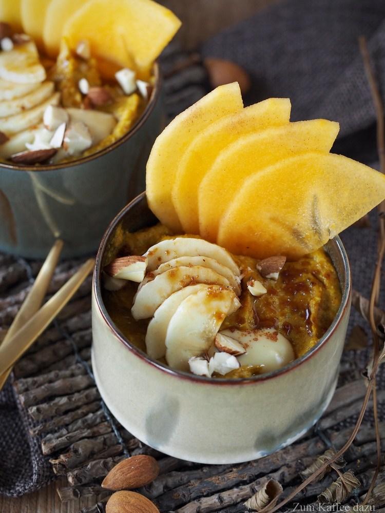 Rezeptbild: Goldener Buchweizen-Porridge mit Mandeln und Sharonfrucht
