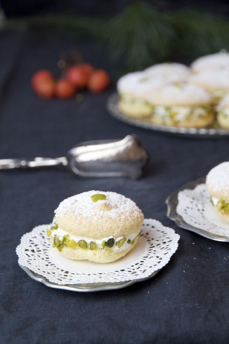Rezeptbild: Shirini Latifeh - mit Rosensahne gefüllte Snowbites