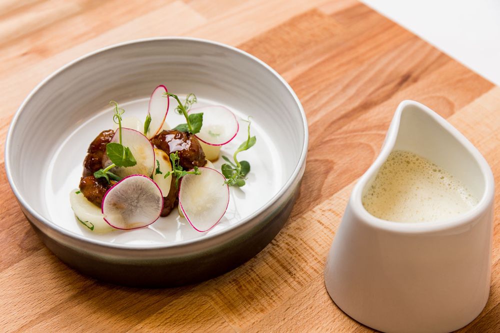 Rezeptbild: Sot l`y laisse mit Kohlrabiesuppe und Erbsenkresse