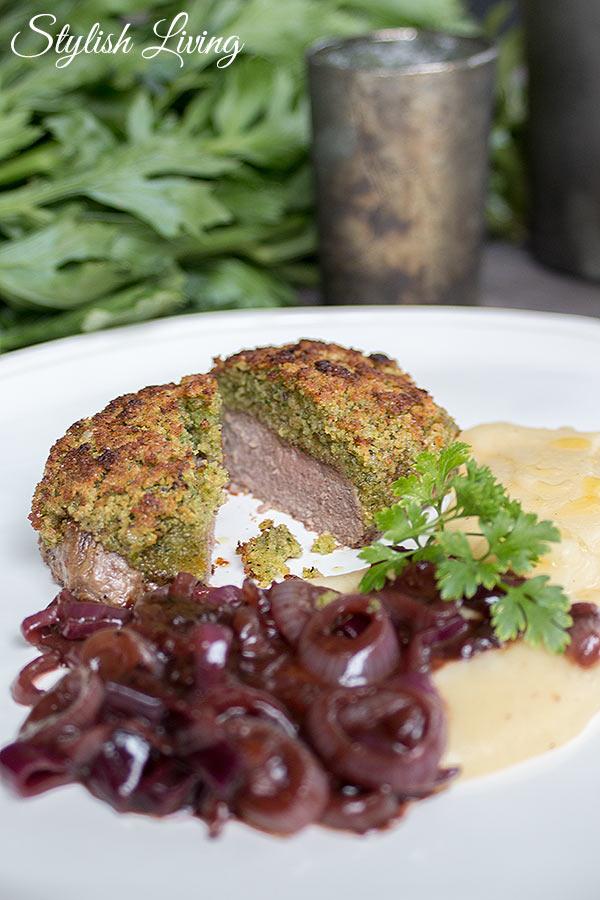 Rezeptbild: Rinderfilet mit Kräuterkruste, Rotweinzwiebeln und Kartoffel-Sellerie-Püree