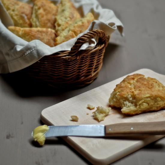 Rezeptbild: Buttermilchscones mit Rosmarin