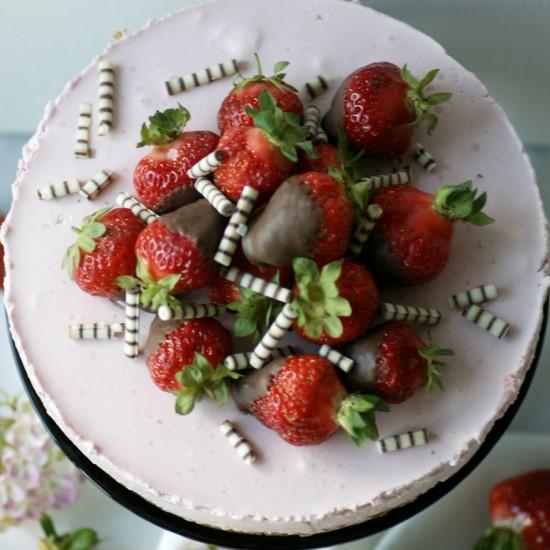 Rezeptbild: Erdbeer-Schmand-Torte mit Cantuccini-Boden