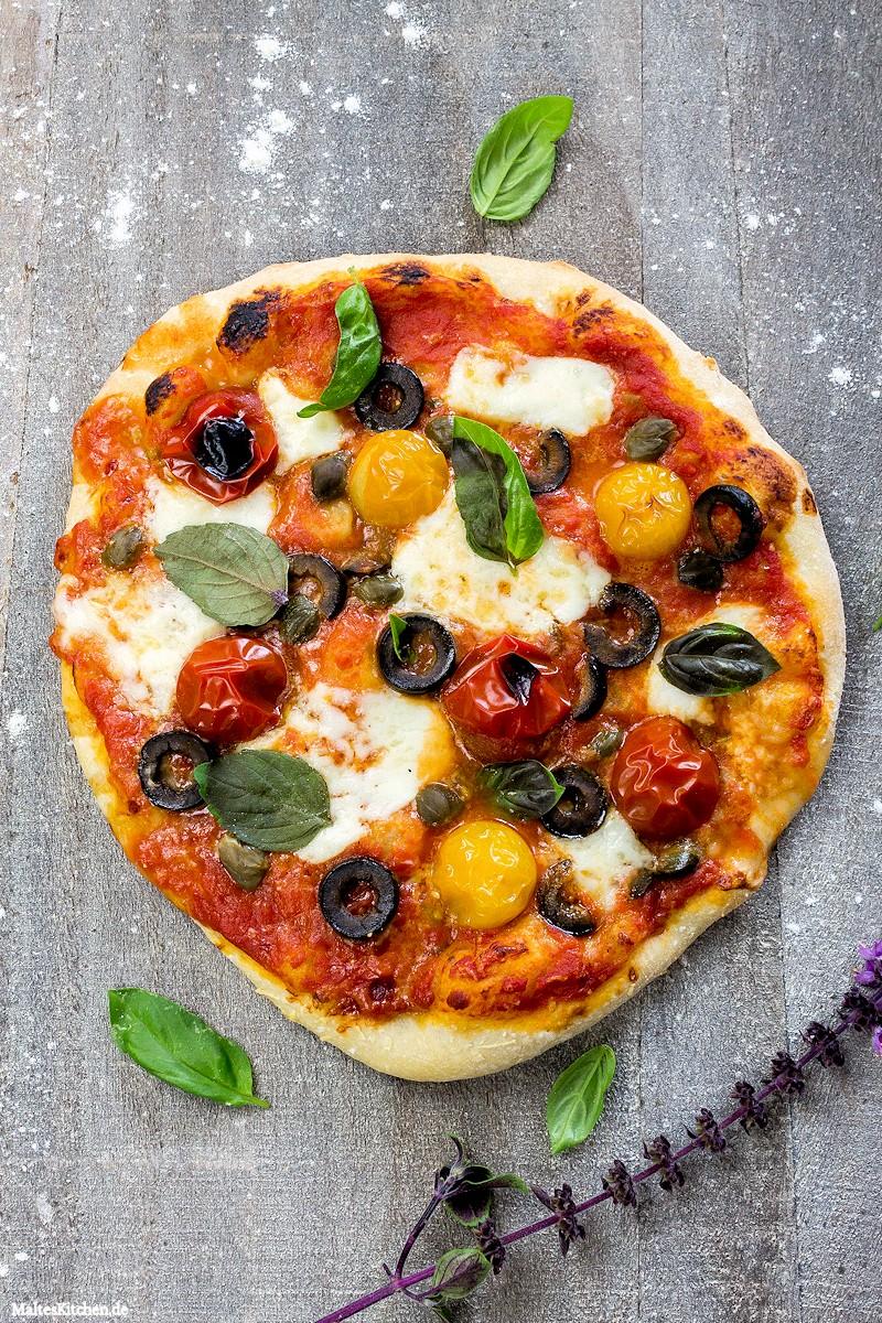 Rezeptbild: Pizza mit Oliven, Kapern, Kirschtomaten & Mozzarella