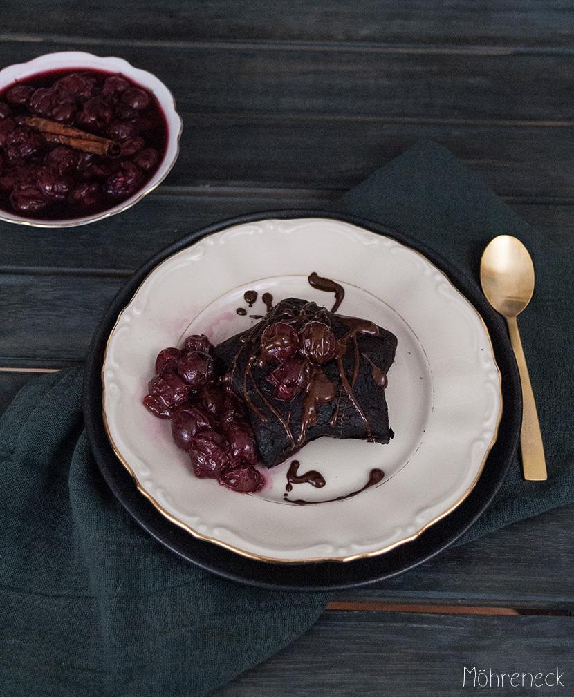 Rezeptbild: Brownie-Sterne mit Gewürzkirschen