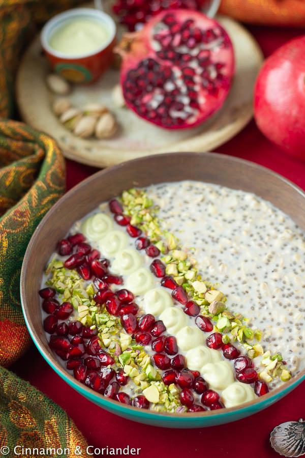 Rezeptbild: Vegane Overnight Oats mit Pistazien Creme & Granatapfel