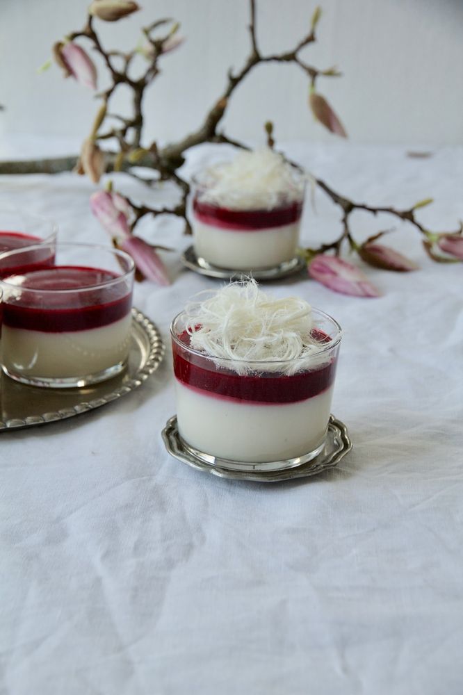 Rezeptbild: Fereni - Persische Reiscreme mit Himbeerpüree und Pashmak