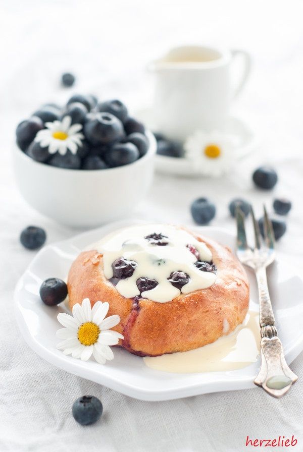 Rezeptbild: Blaubeer-Marzipan-Brötchen - Fikabröd aus Schweden