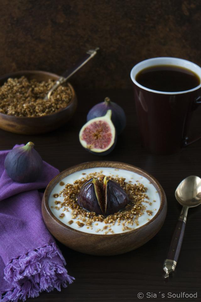 Rezeptbild: Quinoa-Knuspermüsli mit gerösteten Honig-Feigen